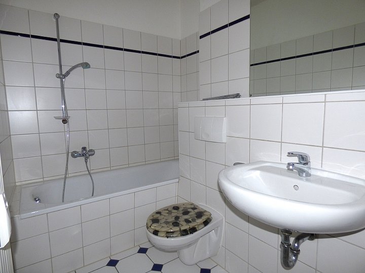 Bad mit Wanne und WM-Anschluss