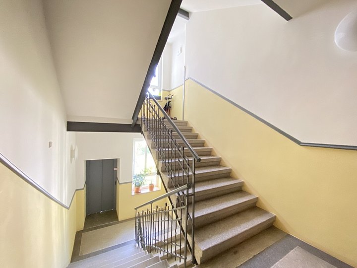 Treppenhaus mit Aufzug Treppenhaus mit Aufzug