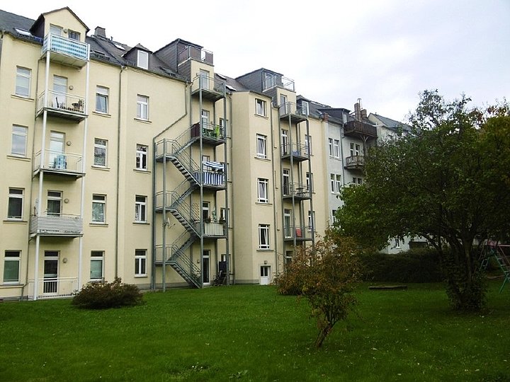 Blick aus dem Garten auf die Rückseite Blick aus dem Garten auf die Rückseite