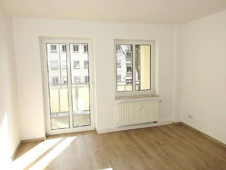 Helles Wohnzimmer mit Zugang zum Balkon Helles Wohnzimmer mit Zugang zum Balkon