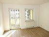 Helles Wohnzimmer mit Zugang zum Balkon Helles Wohnzimmer mit Zugang zum Balkon