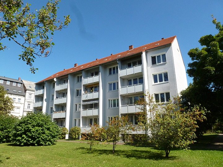 Blick aus dem Garten auf das Mehrfamilienhaus Blick aus dem Garten auf das Mehrfamilienhaus
