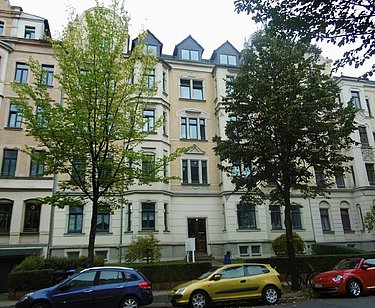 Blick auf das schöne Mehrfamilienhaus