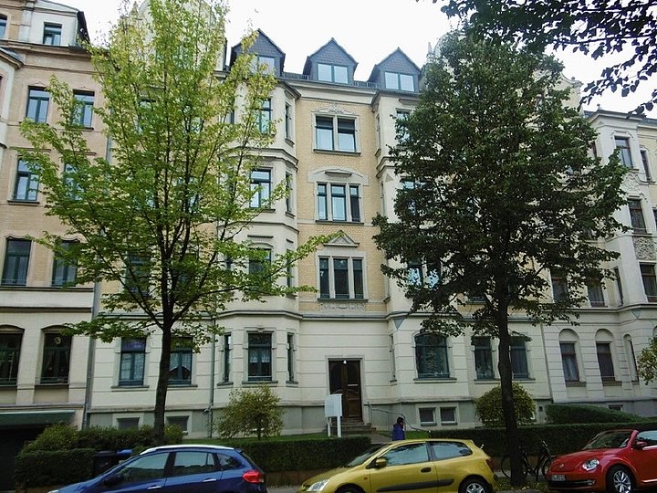 Blick auf das schöne Mehrfamilienhaus Blick auf das schöne Mehrfamilienhaus