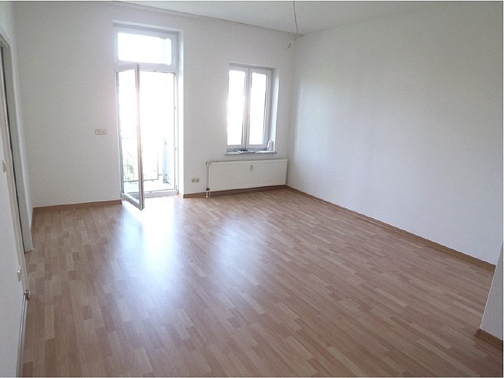 Heller Wohnbereich mit Zugang zum sonnigen West-Balkon Heller Wohnbereich mit Zugang zum sonnigen West-Balkon