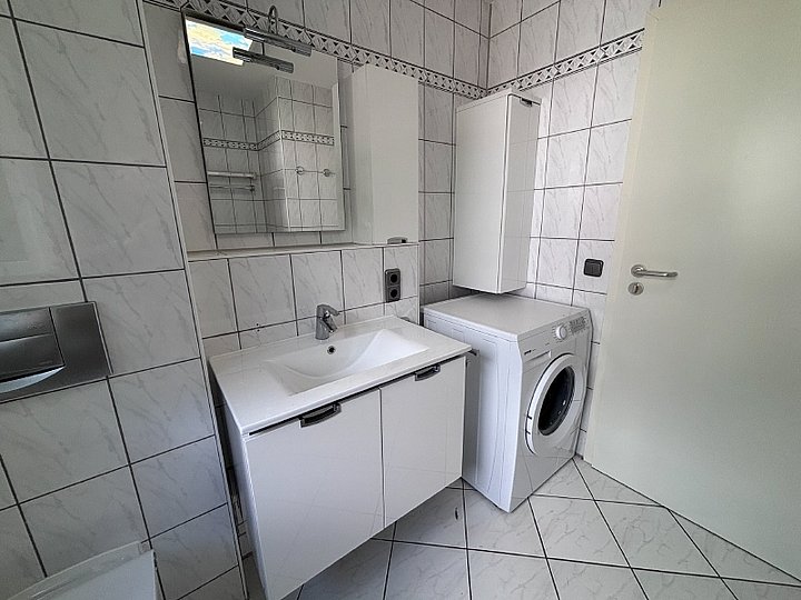 Badezimmer mit Waschmaschine Badezimmer mit Waschmaschine