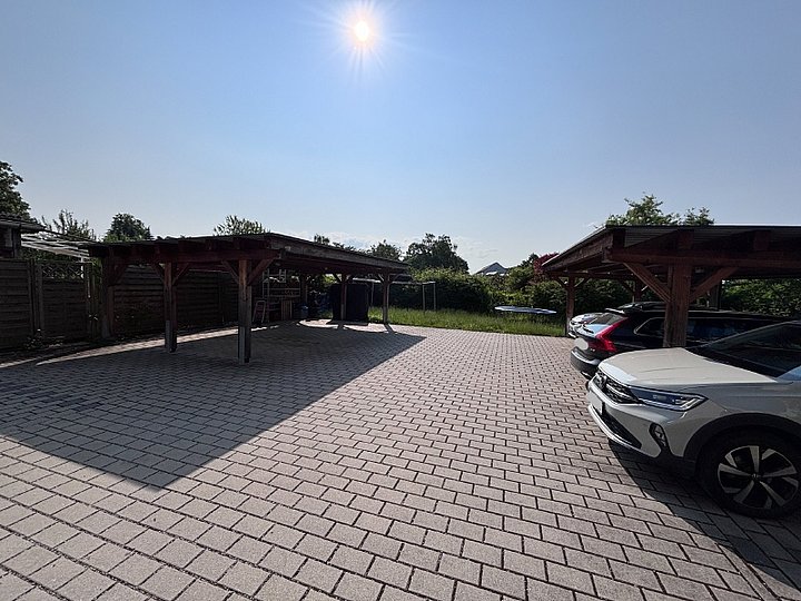 Stellplätze hinter dem Haus