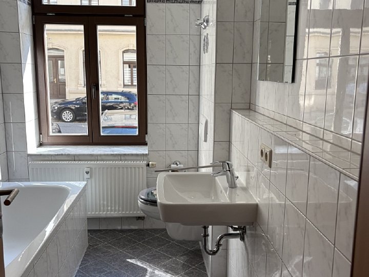 Tageslichtbad mit Wanne und Dusche Tageslichtbad mit Wanne und Dusche