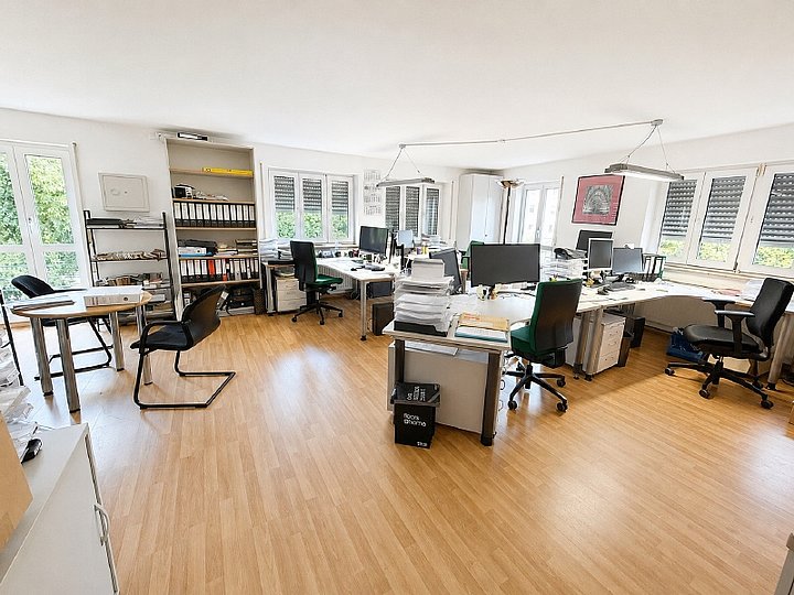 Wohnzimmer mit offener Küche (aktuell Büro) Wohnzimmer mit offener Küche (aktuell Büro)
