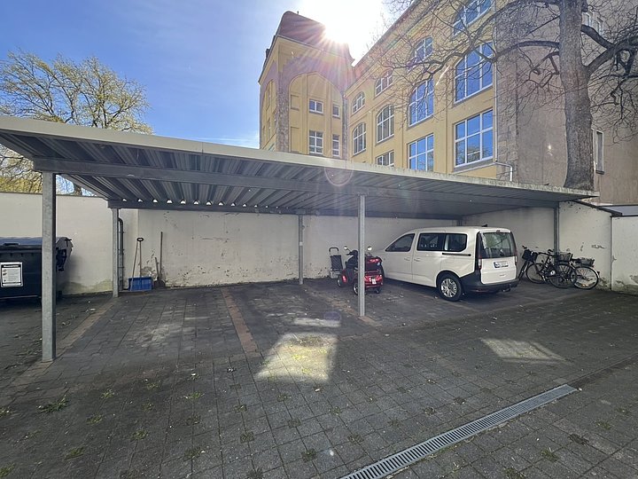Carport im Innenhof