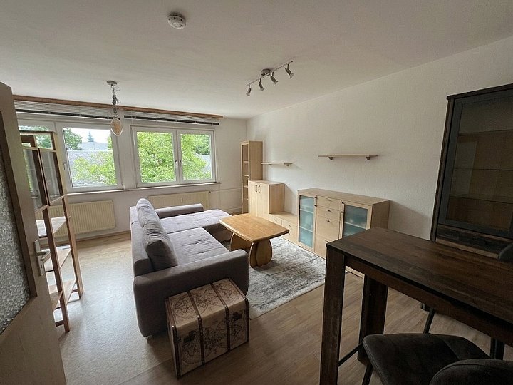 Wohnzimmer (persönl Gegenstände mit KI entfernt) Wohnzimmer (persönl Gegenstände mit KI entfernt)