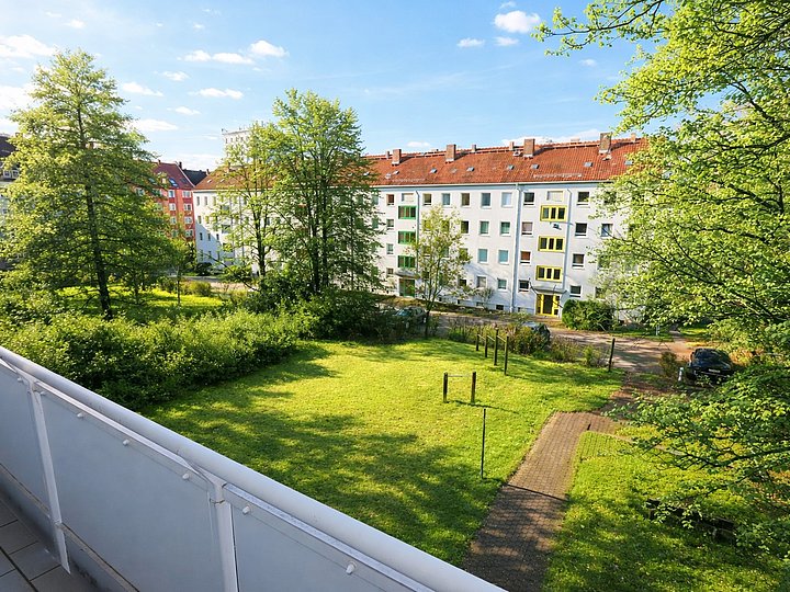 Balkonblick auf ein sonniges Gartenparadies Balkonblick auf ein sonniges Gartenparadies