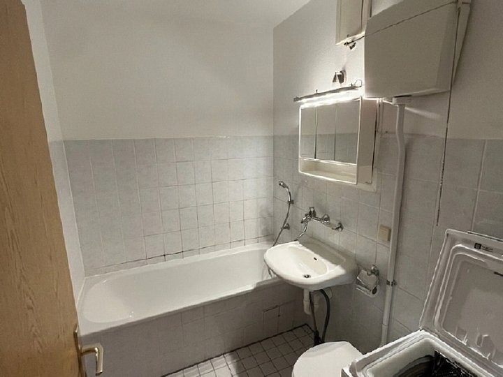 Badezimmer (persönl Gegenstände mit KI entfernt) Badezimmer (persönl Gegenstände mit KI entfernt)